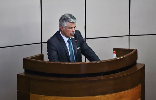 Fiscalía convoca a Giuzzio a declarar en investigación a Cartes