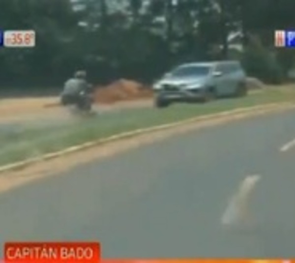 Capitán Bado: Motociclista sufrió brutal accidente y sobrevivió - Paraguay.com