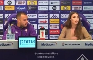 A futbolista "se le cae la baba" al mirar a jefa de prensa y genera polémica