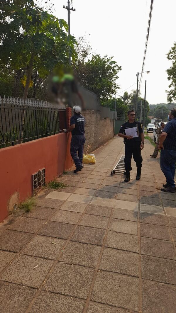 Joven fallece incrustado en las rejas de una vivienda de Lambaré - Nacionales - ABC Color