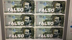 Billetes falsos para recibir a Roque Santa Cruz