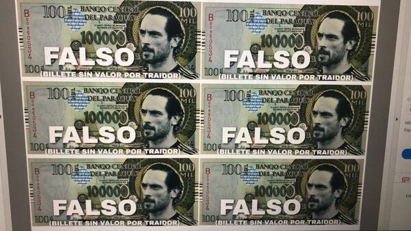 Billetes falsos para recibir a Roque Santa Cruz