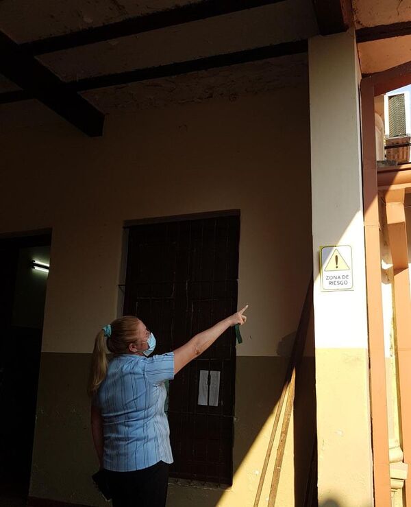 Pegan carteles en zonas de peligro de derrumbe en la escuela Dahlquist - Nacionales - ABC Color