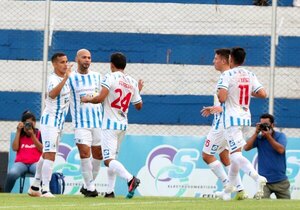 La zurda de 'Torito' González le da al 12 de Octubre su primer triunfo