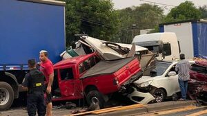 Enorme camión se llevó por delante a 6 vehículos en Acceso Sur