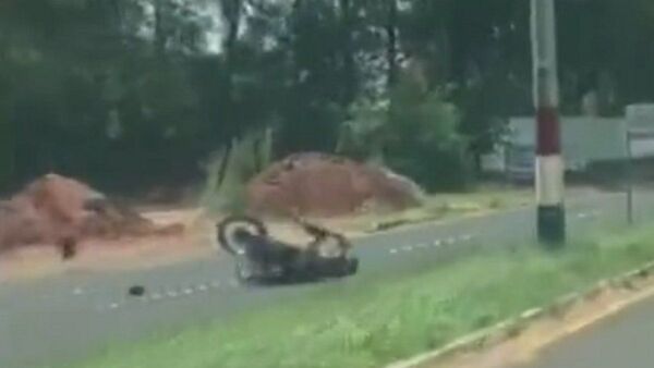 Desgracia con suerte: Joven pierde el control, choca contra camioneta y se salva