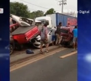 Camión de gran porte choca a seis vehículos en Ñemby - Paraguay.com