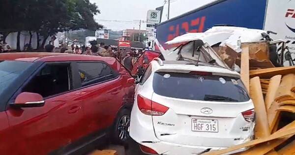 La Nación / Camión de gran porte perdió el freno y chocó a seis vehículos sobre ruta PY 01