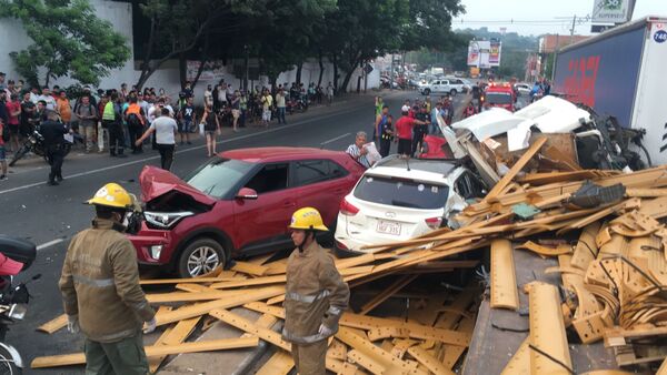 Camión de gran porte se llevó por delante a varios vehículos sobre Acceso Sur