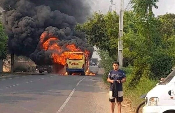 Fuego destruye colectivo propiedad de diputado Celso Maldonado •