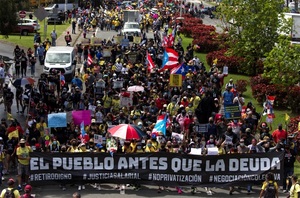 Miles de personas marchan de nuevo en San Juan para pedir mejoras laborales - MarketData
