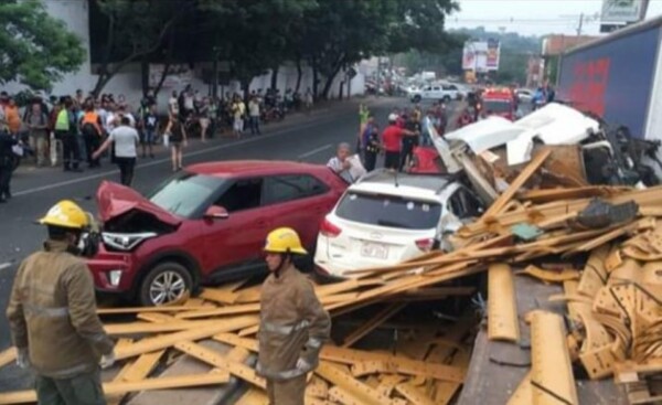 Múltiple choque deja un herido y cuantiosos daños materiales