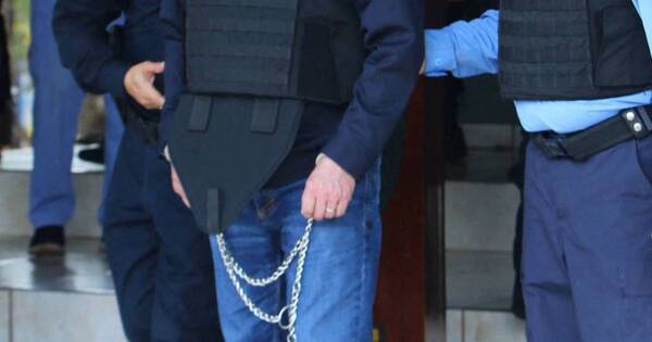 La Nación / Ex presidente preso espera extradición