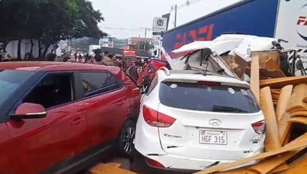 Camionazo se llevó por delante a varios vehículos, no hubo victimas que lamentar