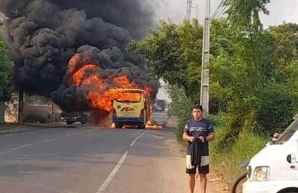 Bus chatarra del diputado Celso Maldonado se incendió en plena marcha - Nacionales - ABC Color