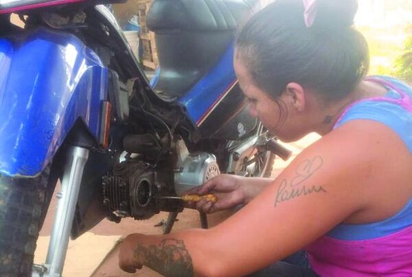 Karen, la mecánica de motos que mantiene a sus 4 niños
