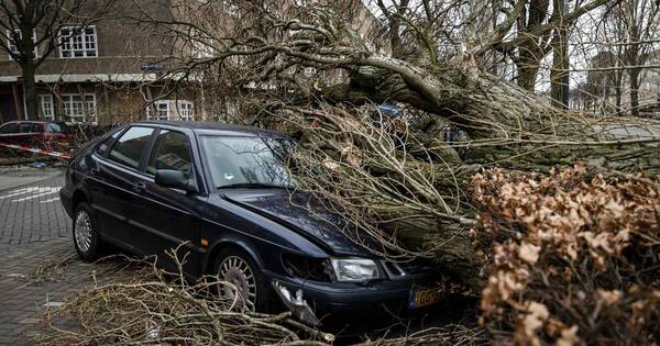 La Nación / La tormenta Eunice deja 13 muertos y devasta el norte de Europa