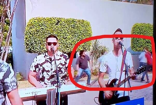 Crónica / [VÍDEO] Pasó en la TV: Sonaba la cumbia en vivo, pero atrás se ¡armó flor de moquete!