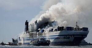 La Nación / Grecia: incendio de ferri en el mar resulta en 12 desaparecidos