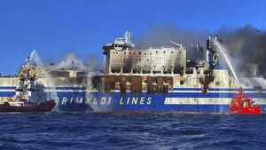 Reanudan la búsqueda de los 12 desaparecidos en el incendio de un ferry en Grecia