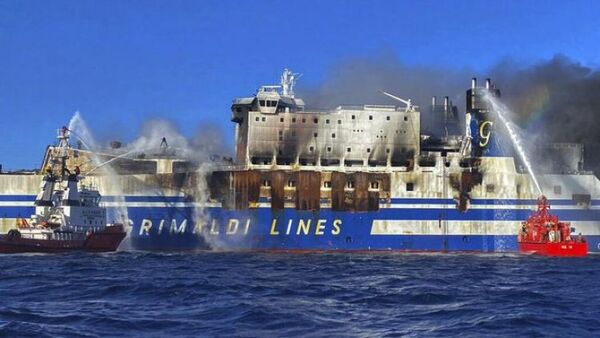Reanudan la búsqueda de los 12 desaparecidos en el incendio de un ferry en Grecia
