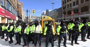 La Nación / Canadá: detienen a más de 100 manifestantes en desalojo de camioneros