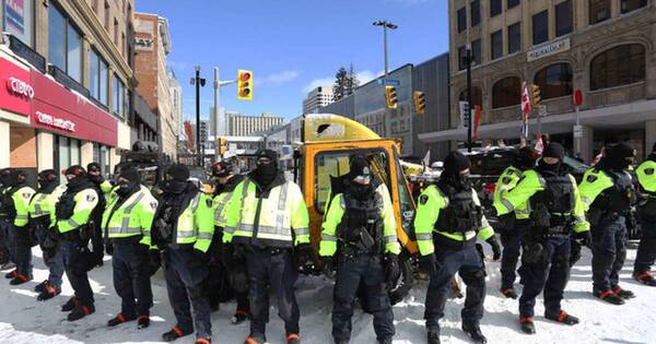 La Nación / Canadá: detienen a más de 100 manifestantes en desalojo de camioneros