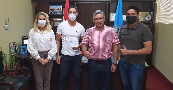 Gobernador entregó aporte para la realización del Carnaval Guaireño - Noticiero Paraguay