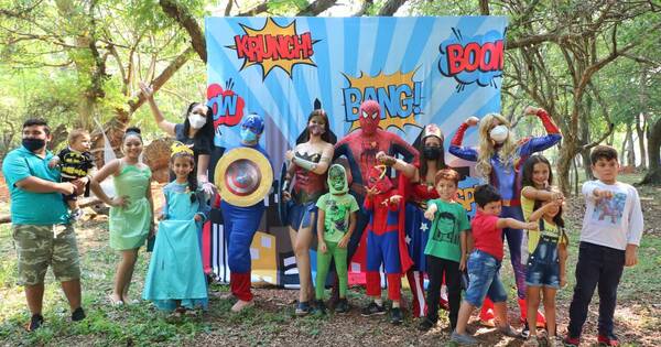 La Nación / Pequeños pacientes oncológicos vivieron un colorido pic nic con sus superhéroes