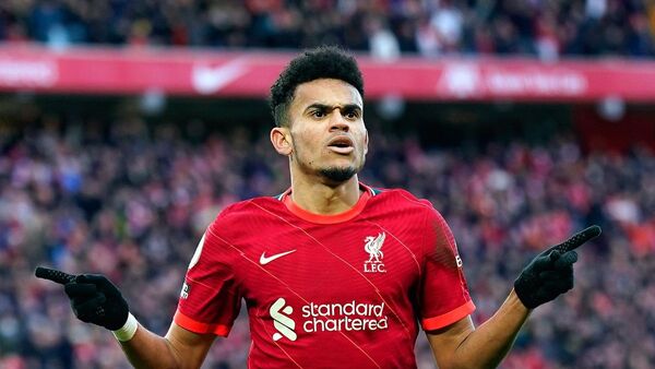 El Liverpool remonta en dos minutos y alarga la amenaza al City