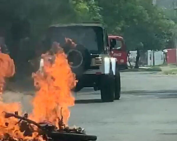Irresponsable al volante choca a motoca laburante y se manda mudar (VIDEO)