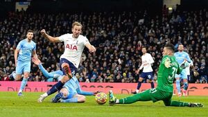 Kane derriba al City y reanima la Premier