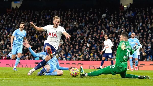 Kane derriba al City y reanima la Premier