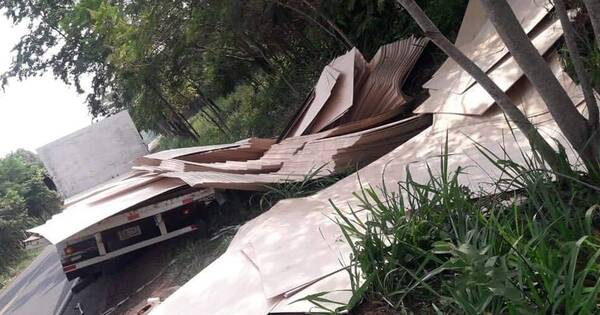 La Nación / Mecánico muere aplastado por un camión que estaba reparando