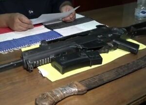 Detienen a cinco hombres e incautan una réplica de ametralladora en Limpio