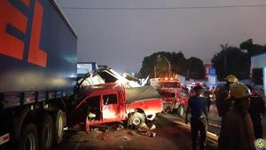 Múltiple choque de vehículos en Acceso Sur •