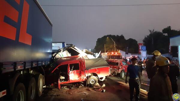 Múltiple choque de vehículos en Acceso Sur •