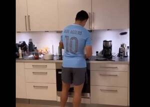 Crónica / [VIDEO] ¡"Mi mujer me gobierna"!, he'i video de pelotero cocinando