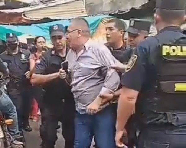 Detienen a Leonardo Ojeda tras pelea con director del Mercado 4