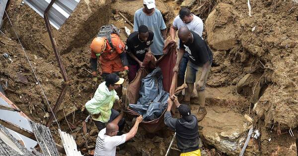 La Nación / Más cuerpos son encontrados por los rescatistas tras deslaves en Brasil