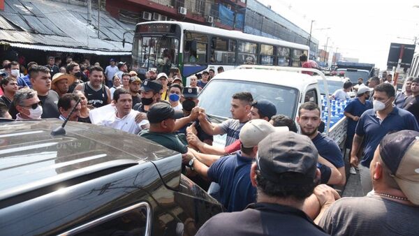 Detienen a permisionario que golpeó a director del Mercado 4