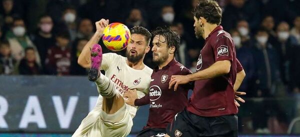 El líder Milan sufrió para empatar 2-2 ante el colista Salernitana