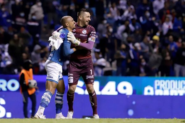 Antony Silva mantiene líder al Puebla en México - Fútbol - ABC Color