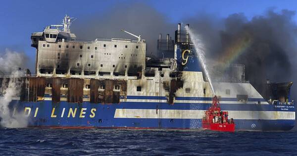 La Nación / Ferri incendiado en Grecia: hallan con vida a uno de los doce pasajeros desaparecidos