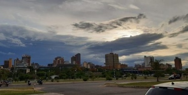 Meteorología anuncia domingo caluroso y con lluvias