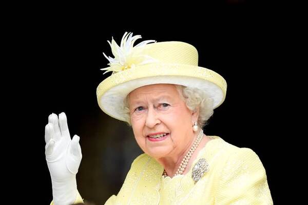 La monarca Isabel II da positivo al Covid-19