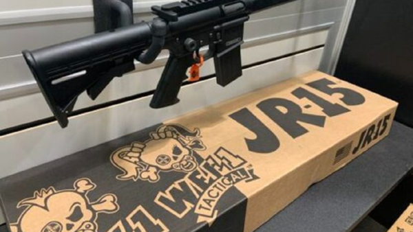 Fabricante de armas de EEUU presenta un rifle para niños