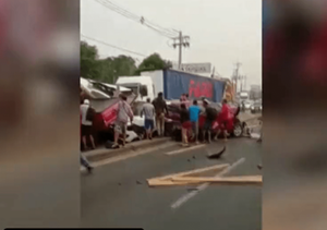 Camión perdió el control y embistió a varios vehículos en Acceso Sur | Noticias Paraguay