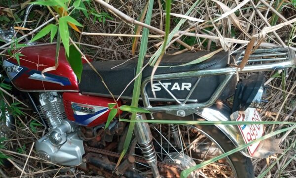 Encuentran motocicleta abandonada en yuyal