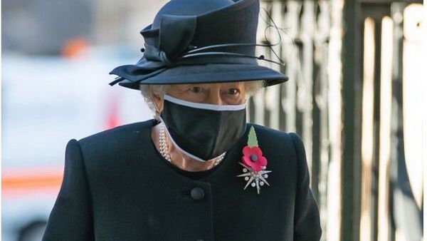 Reina Isabel II da positivo al Covid-19 con "síntomas leves"